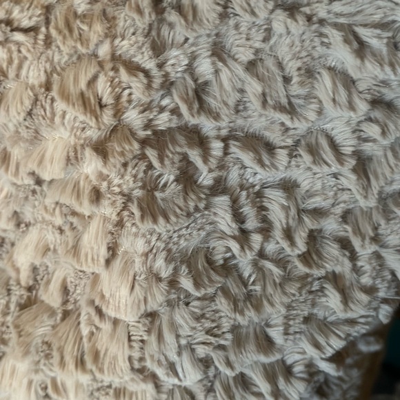 Gorgeous faux fur jacket slight Aline jacket - Picture 6 of 6